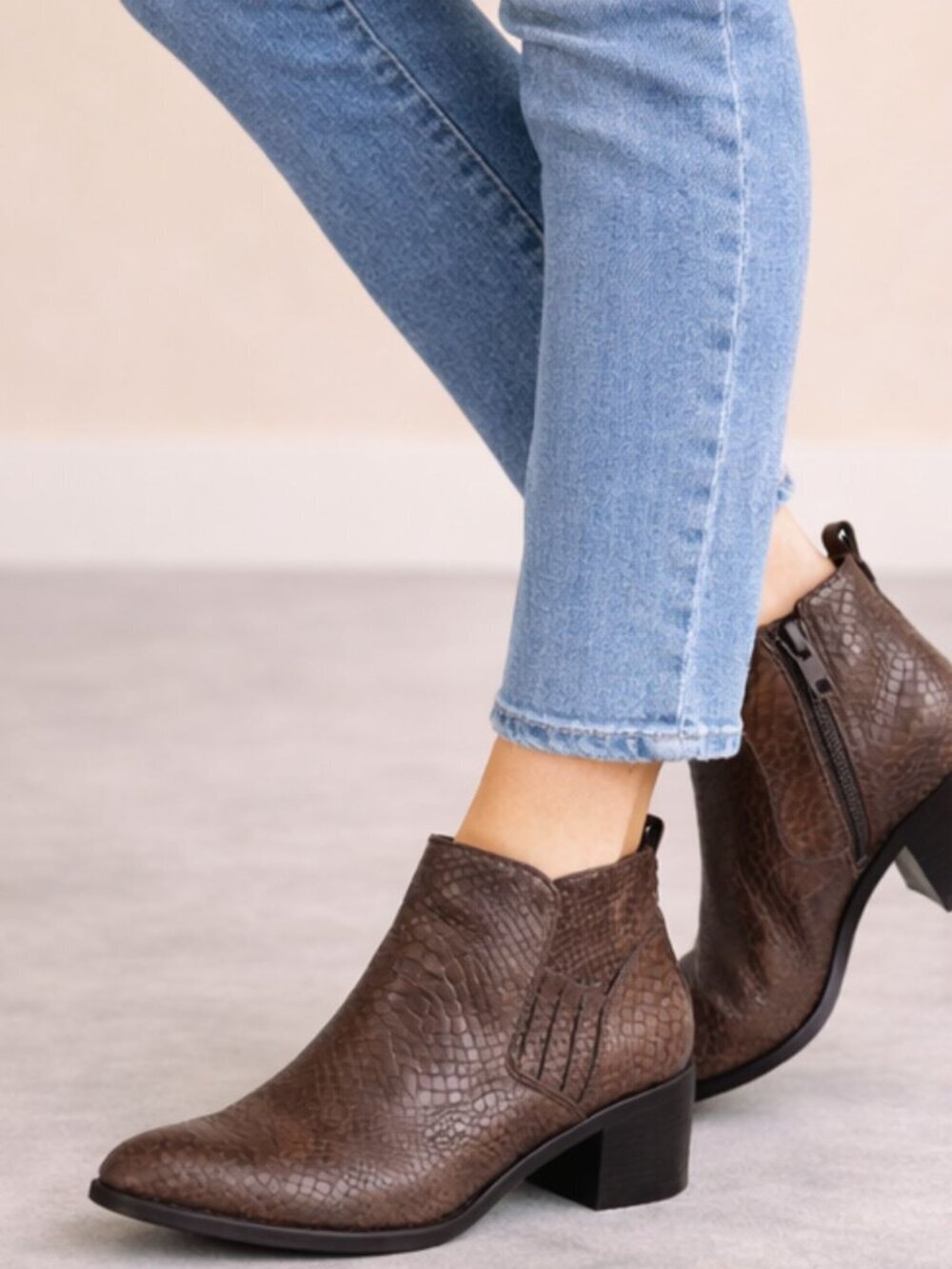Donald J Pliner Women's Brown Embossed Leather Ankle Booties Size 8.5M